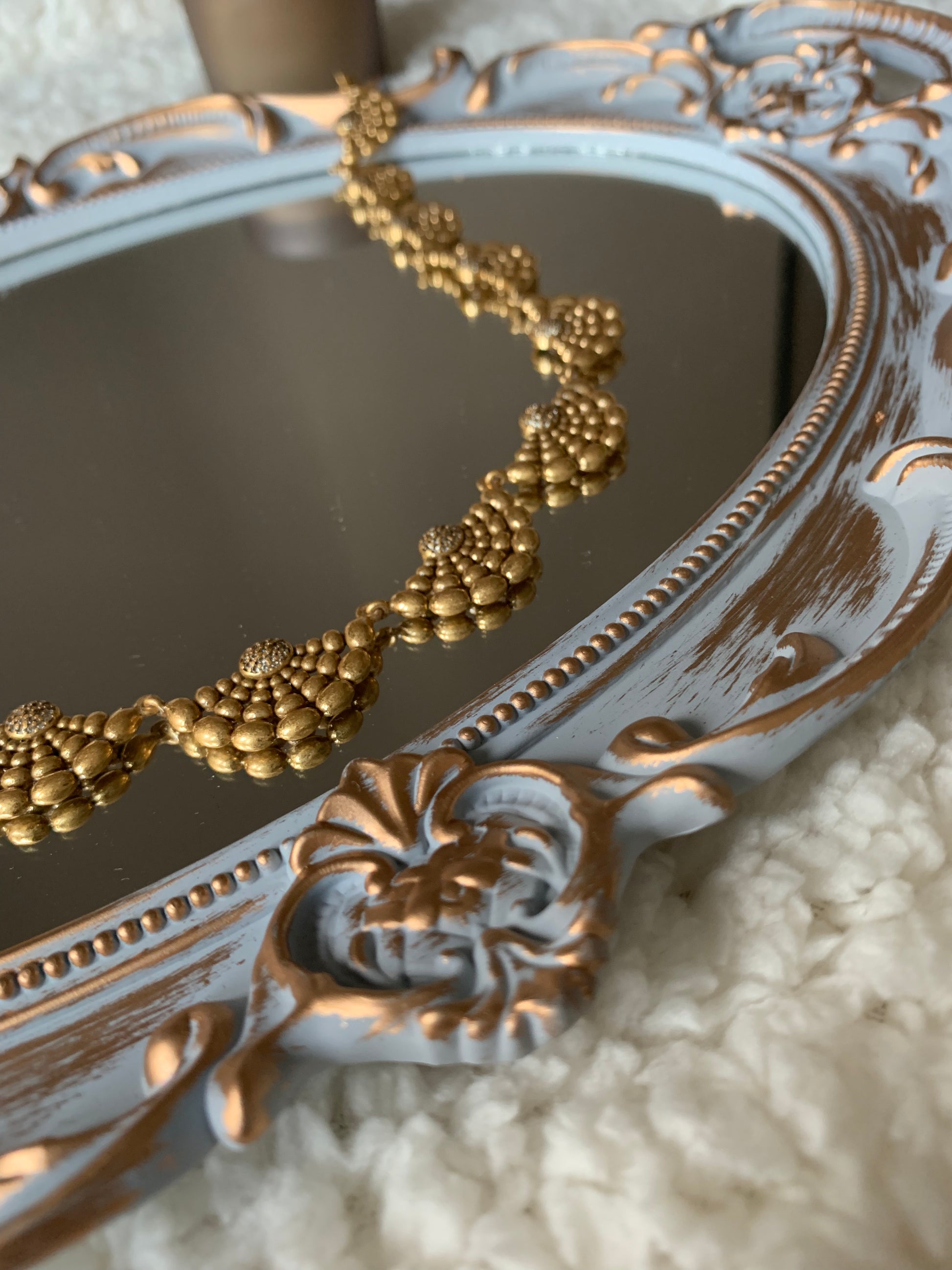 Eye-catching vintage-style gold necklace ideal for both casual and formal occasions.