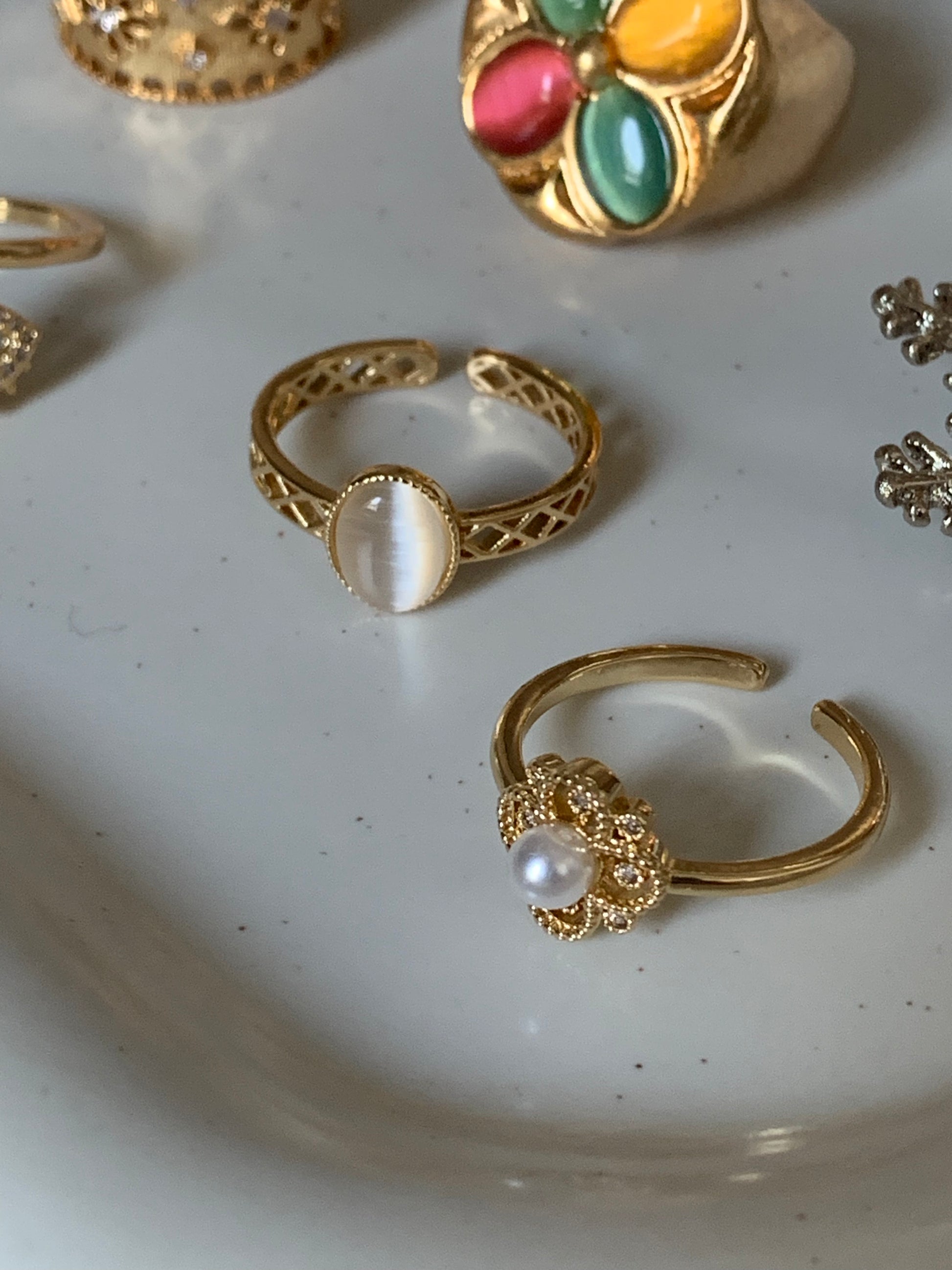 Vintage gold lucky ring with a unique cat eye stone, symbolizing courage and individuality.